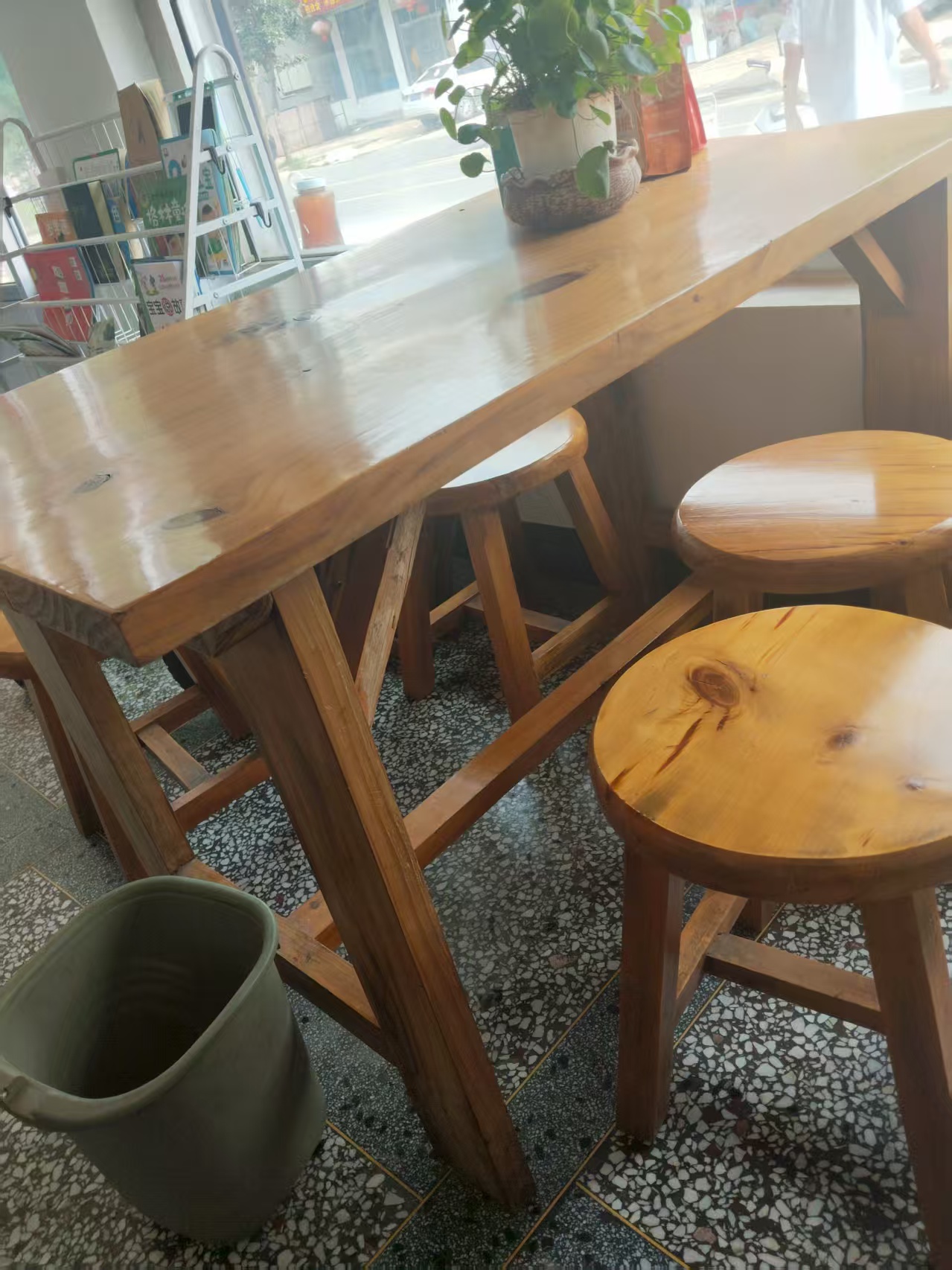 红松木餐桌和4个板登，原价480.现寄卖价168元，联系电话：152538425