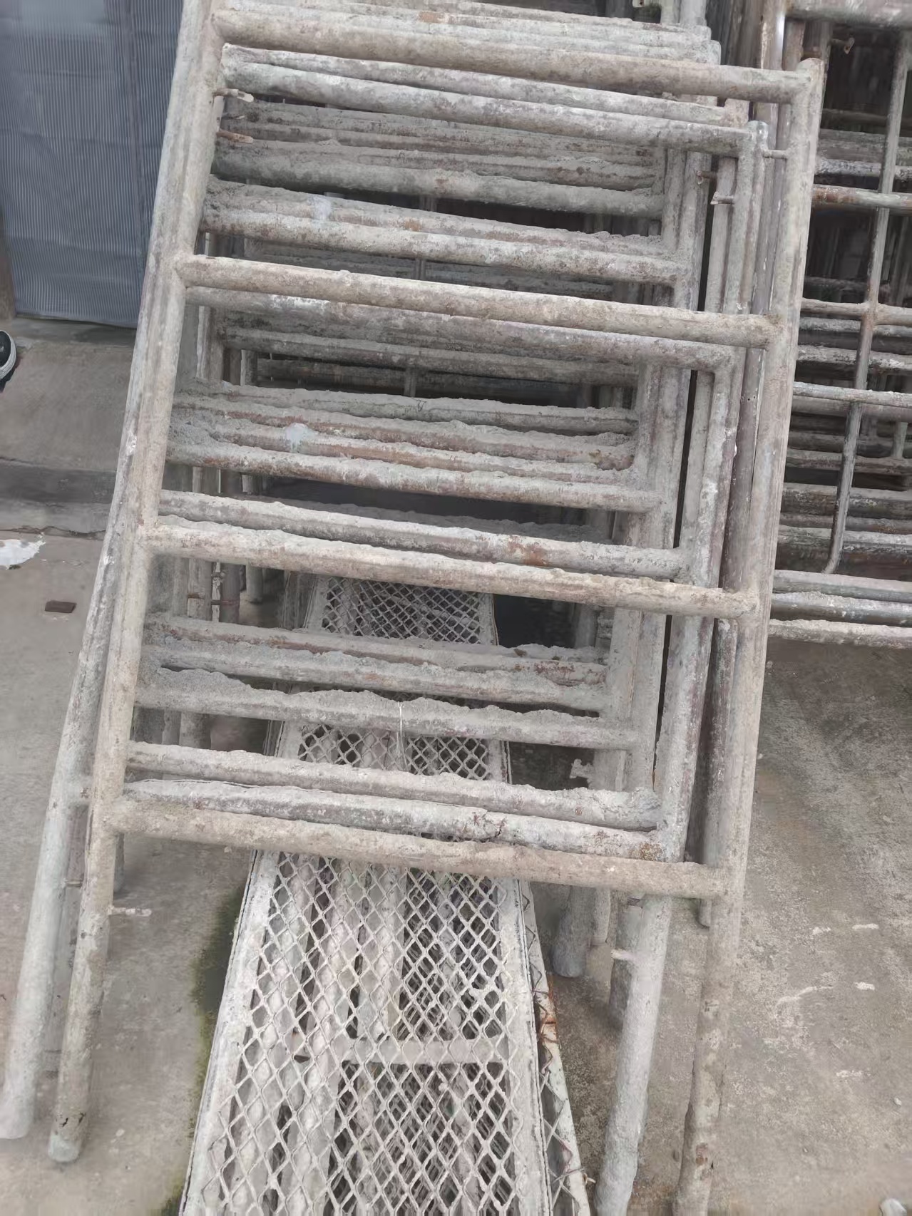 脚手架每组（80斤左右，两个腿一个板，两根拉撑），闲置，寄卖价格：100元/组，