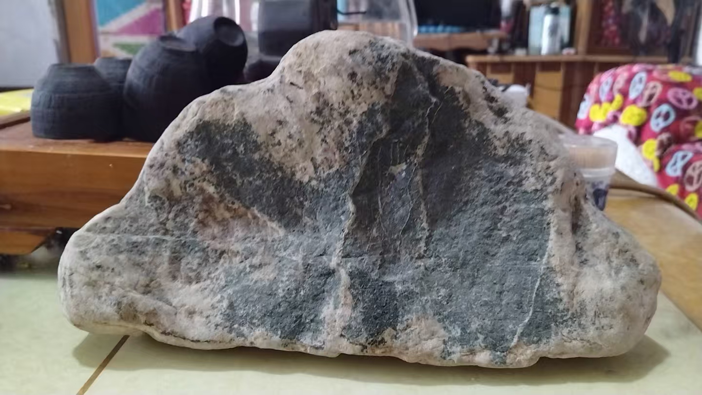 泰山奇石一块（高15厘米宽28厘米），闲置，价格面议！地址：石莱镇西三村！电话：