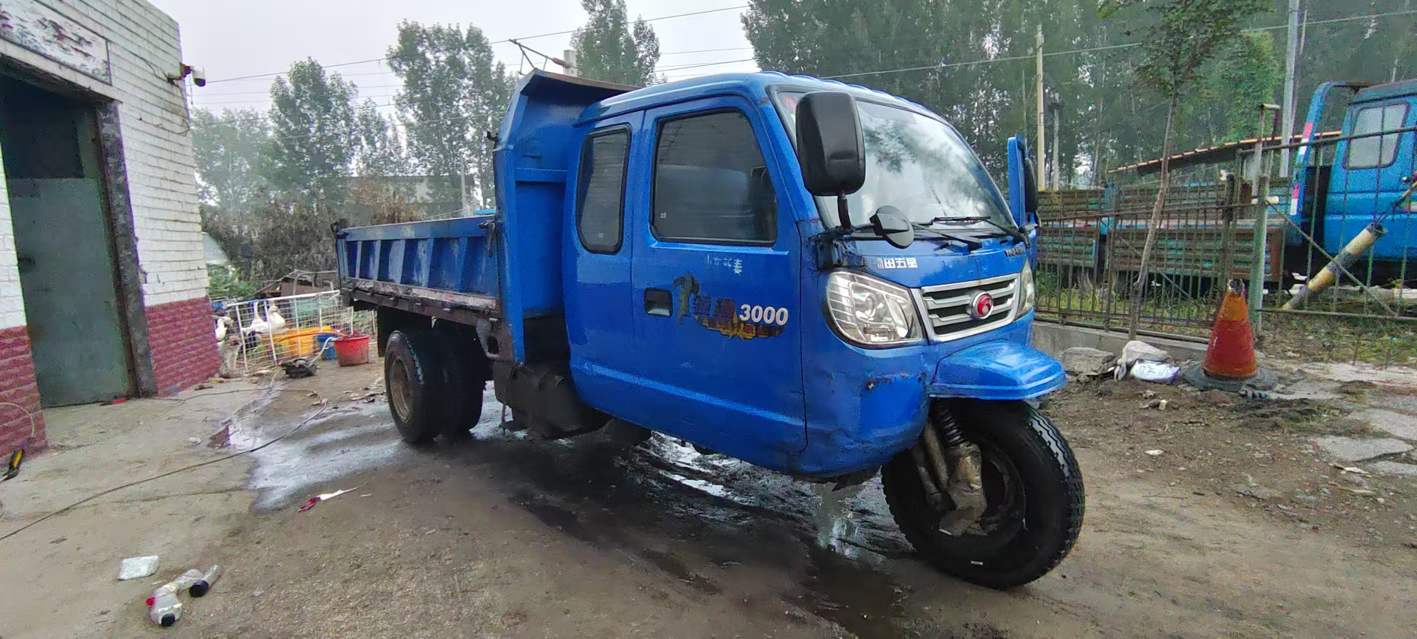 福田自卸五轮车，高低速断气刹，全柴490发动机，750钢丝轮胎，24伏电启动，两